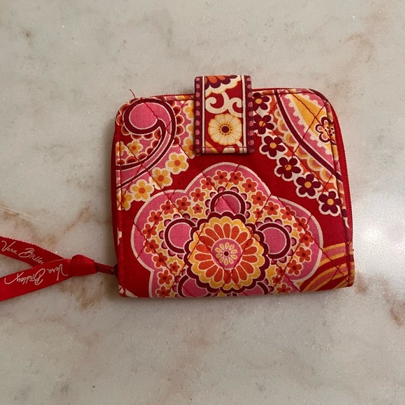 Vera Bradley Red Paisley In Paradise Small Quilted Bifold Wallet ID Window - Picture 1 of 6